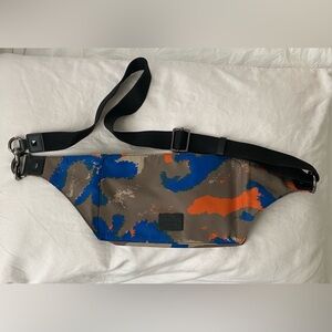 Valentino Garavani Camo Messenger Shoulder Bag Nylon, Excellemt condition. OS